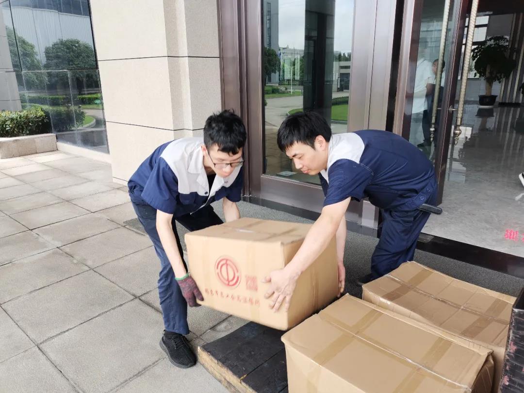 “夏日送清涼”，通力向生產一線員工分發市總工會夏日慰問品